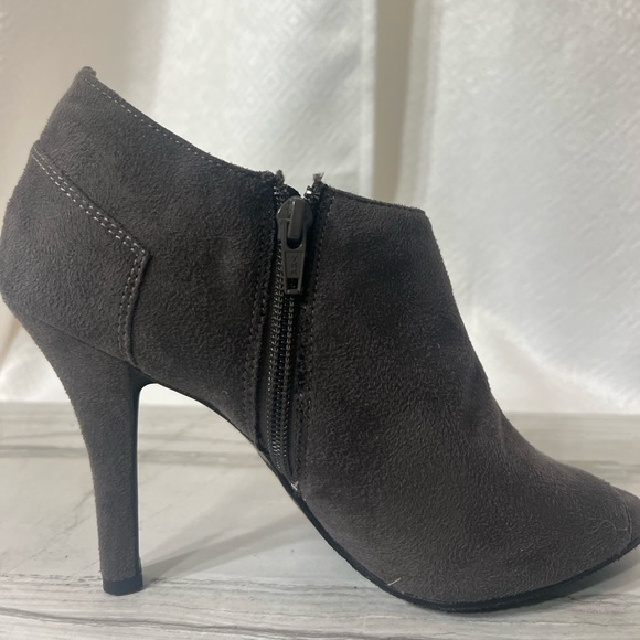 Gray Worthington/gently used/ - Picture 2 of 3